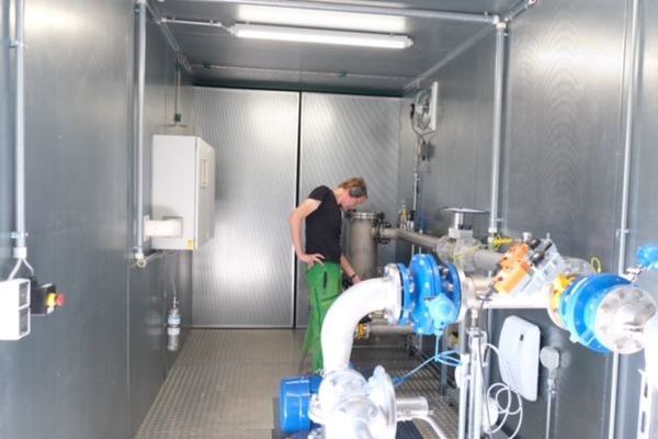 Planer Herr Lehner nimmt die Feinjustierung am Gassammelbalken vor im Container, im dem die ganze Gasabsaugungsanlage untergebracht ist. Planer Herr Lehner nimmt die Feinjustierung am Gassammelbalken vor im Container, im dem die ganze Gasabsaugungsanlage untergebracht ist.