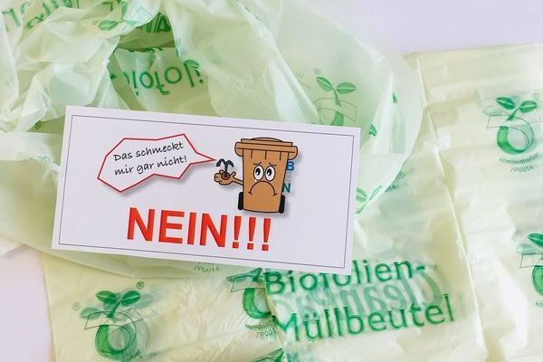 Biofolien-Mllbeutel mit einem Schild von BEN, der Biotonne mit Sprechblase "Das schmeckt mir gar nicht" und in groen roten Buchstaben das Wort Nein darunter, Bildrechte EBA