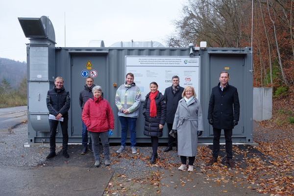 Personen von links nach rechts: Joachim Lehner, Planer, Hans-Jrg Rotzinger, Eigenbetrieb Abfallwirtschaft, Antonia Kiefer, Kreisrtin, Niklas Nssle, MdL, Staatssekretrin Rita Schwarzelhr-Sutter, MdB, Landrat Dr. Martin Kistler, Sabine Hartmann-Mller, MdL, Felix Schreiner, MdL