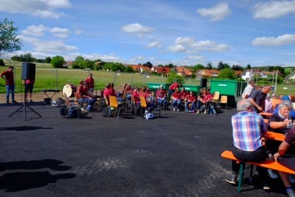 Die Blaskapelle hlingen-Birkendorf spielt.