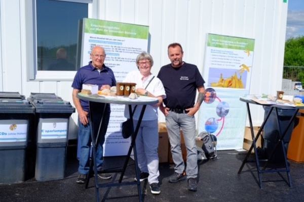 Der Infostand der Abfallwirtschaft. Personen von li. nach re.: Herr Lber, Recyclinghof-Betreuer, Frau G. Schwind, Abfallberaterin Eigenbetrieb, Herr R. Kienzler, Betreiber des frheren Recyclinghofs in hlingen