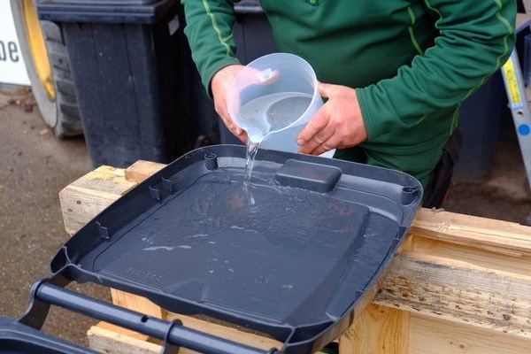 Befllung des Deckels mit Wasser