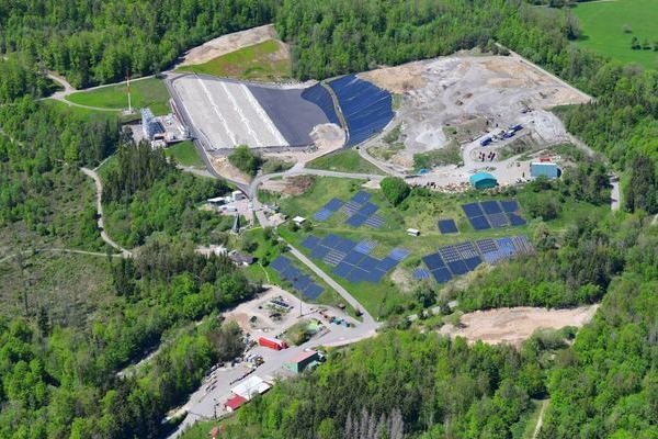 Luftbild der Deponie Lachengraben. Im Vordergrund der Recyclinghof mit Wasserbehandlungsanlage, in der Mitte Solarpaneele, im Hintergrund rechts der Umladeplatz fr Rest- bzw. Biomll und die Sammelstelle fr Altholz, im Hintergrund links der Ablagerungsbereich fr die Schlacke aus der Verbrennung.