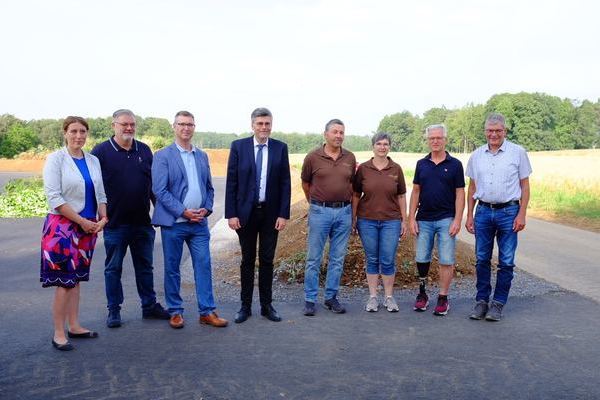 Gruppenbild mit Landrat Dr. Kistler, Brgermeister Burger, den Vertretern der Mura und den Eheleuten Blatter