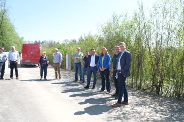 Personen bei der Einweihung von rechts nach links: Landrat Dr. Kistler; Herr Ghrig, Journalist; Dezernentin Fr. Dr. Schweizer; Herr Morasch, Brgerm. Gem. Lottstetten; Gemeinderte: Herr Henes, Herr Rogg, Herr Schneider; Frau Hartmann, Kreisrtin