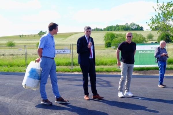 Der Landrat hlt die Einweihungsrede. Personen von li. nach re.: Brgerm. T. Gantert, Landrat M. Kistler, Ortsvorst. hlingen K. Mller, Pressevertreter NN