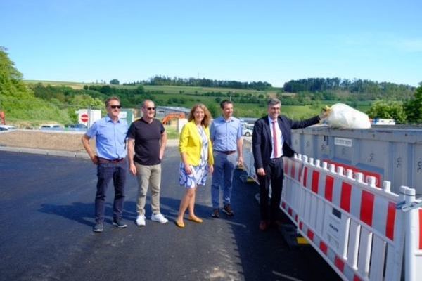 Einwurf des ersten Gelben Sacks von Herrn Landrat. Personen von li. nach re.: Stellv. Amtsleiter des Eigenbetriebs H. Rotzinger, Ortsvorsteher K. Mller, Dr. C. Schweizer, Dezernentin Amt f. Landw., Verbrauchersch. u. Abfallw., Brgermeister T. Gantert, Landrat M. Kistler