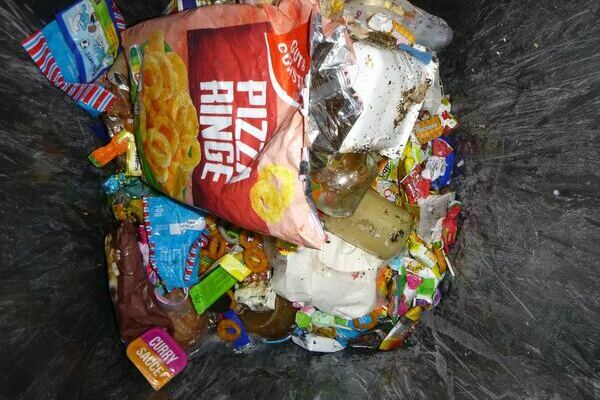 Abb. 19: Aus dem Restabfall aussortierte verpackte Lebensmittel