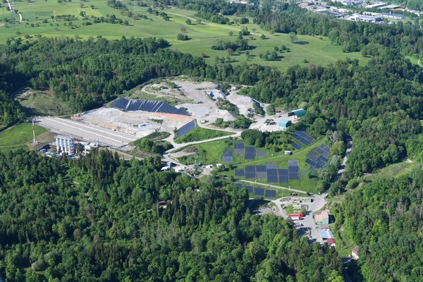 Das Bild ist ein Luftbild der Deponie Lachengrabe von oben.