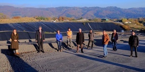 Einweihung des Bauabschnitts IVa am 06.11.2020 Deponie Lachengraben, Im Hintergrund (mit Planen) Betriebsabschnitt BA III a Einweihung des Bauabschnitts IVa am 06.11.2020 Deponie Lachengraben, Im Hintergrund (mit Planen) Betriebsabschnitt BA III a