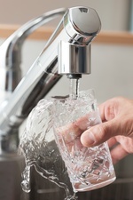 Das Bild zeigt einen laufenden Wasserhahn aus chrom. Die rechte Hand von einer Person hält unter diesen Wasserhahn ein Glas und das Wasser schwappt sprudelnd über. Photo Stock_59121482_ Leitungswasser mit Glas Das Bild zeigt einen laufenden Wasserhahn aus chrom. Die rechte Hand von einer Person hält unter diesen Wasserhahn ein Glas und das Wasser schwappt sprudelnd über. Photo Stock_59121482_ Leitungswasser mit Glas