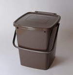 Das Bild zeigt das Vorsortiergef 10 l in der Farbe braun mit Deckel und Tragegriff, Bildrechte EBA