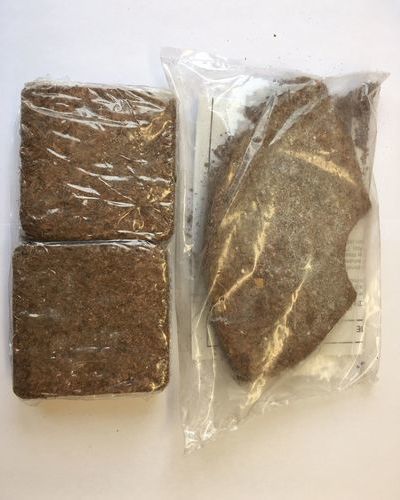 Das Bild zeigt in durchsichtiger Folie eingepackte Substrate für Biofilter.  Links die quadratischen für die 60 und 120 l Biotonne, rechts die halbrunden für die 240 l Biotonne, Bildrechte EBA