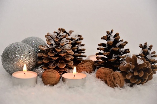 Bildquelle Pixabay: Das Bild zeigt silberne Weihnachtskugeln, zwei Teelichter, mehrere Walnüsse und Kiefernzapfen auf weiß-grauem Hintergrund Bildquelle Pixabay: Das Bild zeigt silberne Weihnachtskugeln, zwei Teelichter, mehrere Walnüsse und Kiefernzapfen auf weiß-grauem Hintergrund
