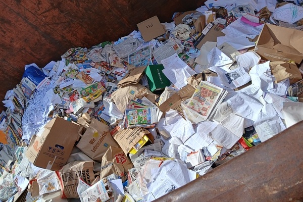 Das Bild zeigt Papier von Zeitschriften und Zeitungen sowie Fehlwürfe von braunem Papier und Kartonage in einem Container auf einerm Recyclinghof des Landkreises Waldshut. Bildquelle EBA Das Bild zeigt Papier von Zeitschriften und Zeitungen sowie Fehlwürfe von braunem Papier und Kartonage in einem Container auf einerm Recyclinghof des Landkreises Waldshut. Bildquelle EBA